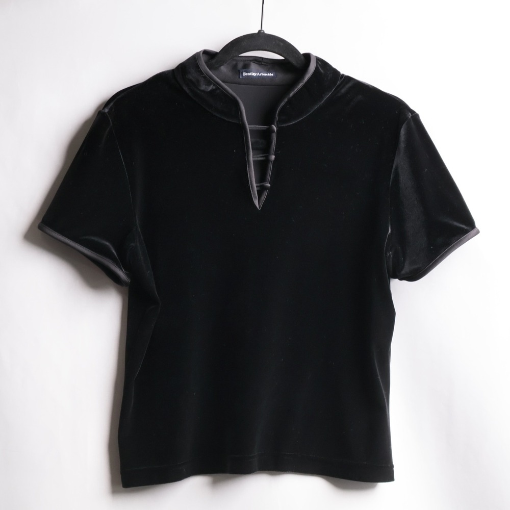 Bentley Arbuckle Black Velvet Short Sleeve Top Mandarin Collar Frog Closure‎ Y2K